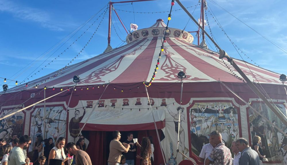 El público hace cola para entrar en la carpa del Circo Raluy Legacy en el Port de Sagunt. / Hugo Moreno El público hace cola para entrar en la carpa del Circo Raluy Legacy en el Port de Sagunt. / Hugo Moreno