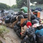 Bolsas con restos de obras junto a contenedores en Paterna.