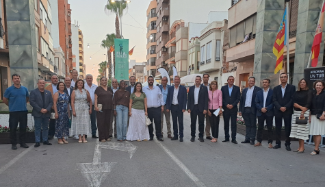 Autoridades, corporación municipal y representantes de las entidades homenajeadas posan bajo el arco de la Fira de Ramaderia i Maquinària Agrícola.