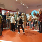 Un grupo de visitantes recorre las salas del Museo Arqueológico Municipal de Burriana (MAMBU) durante una visita guiada.