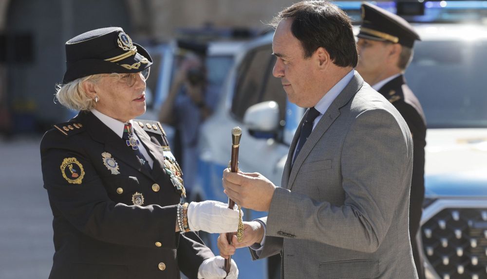 El president de la Generalitat, Juanfran Pérez Llorca, junto a la comisaria jefa de la Unidad de la Policía Nacional Adscrita a la Comunitat Valenciana, Marisol Conde, a su llegada al acto de celebración del Día de la Unidad de Policía Nacional Adscrita a la Comunitat Valenciana. / EFE-Manuel Bruque El president de la Generalitat, Juanfran Pérez Llorca, junto a la comisaria jefa de la Unidad de la Policía Nacional Adscrita a la Comunitat Valenciana, Marisol Conde, a su llegada al acto de celebración del Día de la Unidad de Policía Nacional Adscrita a la Comunitat Valenciana. / EFE-Manuel Bruque