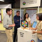 El president de l'EMTRE, Emilio Belencoso, durant una visita a l'estand d'EMTREduca en una estació de Metrovalencia. / EMTRE El president de l'EMTRE, Emilio Belencoso, durant una visita a l'estand d'EMTREduca en una estació de Metrovalencia. / EMTRE