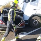 Los bomberos intervienen en el accidente entre un camión y un turismo registrado en la N-340, en Elche.