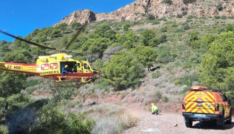 El helicóptero MV6-R del Consorcio participa en el rescate de una ciclista herida en el Monte Picayo de Puçol.
