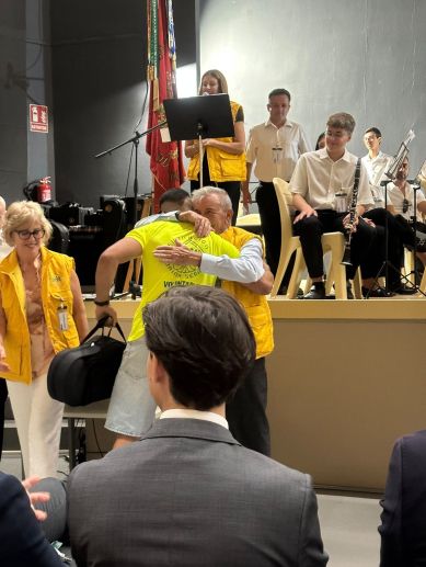 Jaime Sierra abrazando a uno de los internos que recibió un instrumento. Jaime Sierra abrazando a uno de los internos que recibió un instrumento.