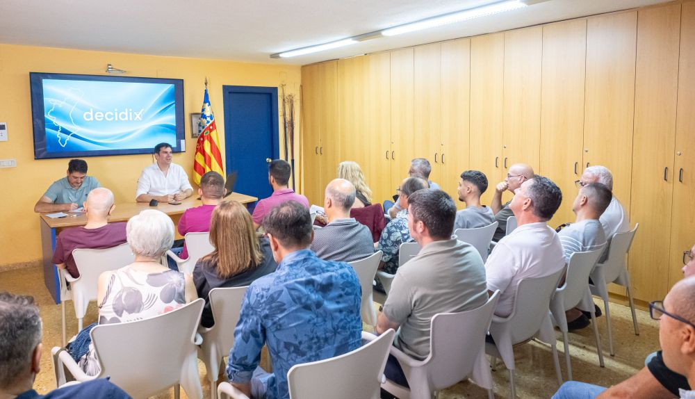 El secretario federal de decidix, Joan Carles Puchalt, interviene ante representantes de l'Horta en la nueva sede del partido. / Decidix