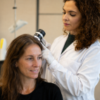 Una dermatóloga examina el cuero cabelludo de una paciente con un dermatoscopio durante una consulta de tricología. / Vithas Una dermatóloga examina el cuero cabelludo de una paciente con un dermatoscopio durante una consulta de tricología. / Vithas