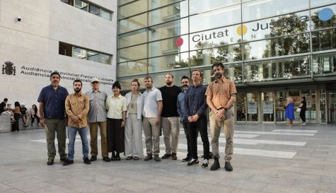 Los 11 activistas de Greenpeace antes de su entrada al juicio celebrado este miércoles en Valencia. / EFE-Manuel Buque