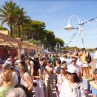 Ambiente en una edición del D*na Festival de Dénia, en el que Requena promocionará sus vinos, cavas y gastronomía.