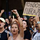 Manifestantes protestan contra los desahucios con una pancarta que denuncia a los fondos de inversión. Manifestantes protestan contra los desahucios con una pancarta que denuncia a los fondos de inversión.