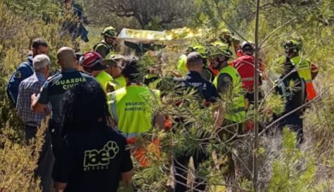Efectivos del dispositivo de búsqueda, durante la atención a la mujer desaparecida en Andilla tras ser localizada en buen estado.