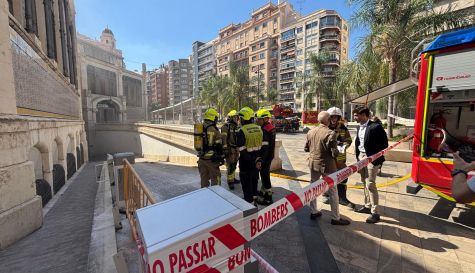Bomberos y autoridades en el Mercado Central de Valencia tras el incendio.