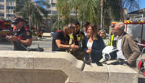 Bomberos y autoridades en el Mercado Central de Valencia tras el incendio.