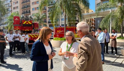 Bomberos y autoridades en el Mercado Central de Valencia tras el incendio.