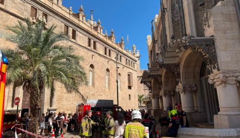 Bomberos y autoridades en el Mercado Central de Valencia tras el incendio.