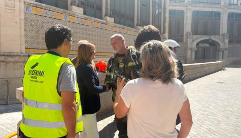 Bomberos y autoridades en el Mercado Central de Valencia tras el incendio.