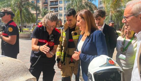 Bomberos y autoridades en el Mercado Central de Valencia tras el incendio.