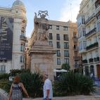 La plaza de Tetuán, con la estadua de Sant Vicent.