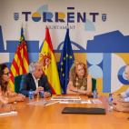 Un moment de la reunió on han participat el comissionat per a la Recuperació, Raúl Mérida, i l'alcaldessa de Torrent, Amparo Folgado.