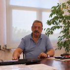 El alcalde de Domeño, Paco Gómez, durante la entrevista en su despacho.