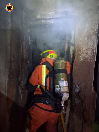 Un bombero trabaja en el interior de la vivienda abandonada incendiada en Sagunt. / Consorcio Provincial de Bomberos de Valencia Un bombero trabaja en el interior de la vivienda abandonada incendiada en Sagunt. / Consorcio Provincial de Bomberos de Valencia