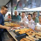 Público degustando la oferta gastronómica de los expositores en la feria "A mos redó" de Llíria. / Ajuntament de Llíria