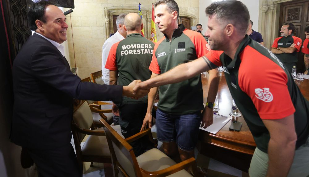 El president saluda a los bomberos forestales tras el anuncio del acuerdo salarial. / Generalitat Valenciana