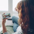 Las plataformas de videochats cada vez triunfan más entre los usuarios. / Vitaly Gariev