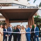 Corte de cinta en la entrada de Hotel Port Benidorm, con representantes institucionales y de Port Hotels. / Port Hotels