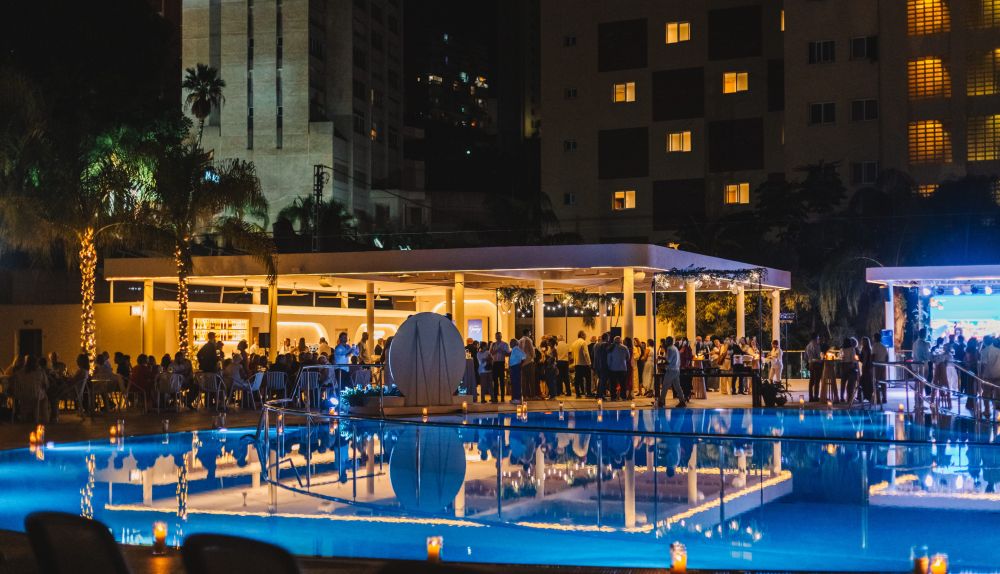 La piscina de Hotel Port Benidorm, escenario de la fiesta de presentación ante más de 300 invitados. / Port Hotels La piscina de Hotel Port Benidorm, escenario de la fiesta de presentación ante más de 300 invitados. / Port Hotels