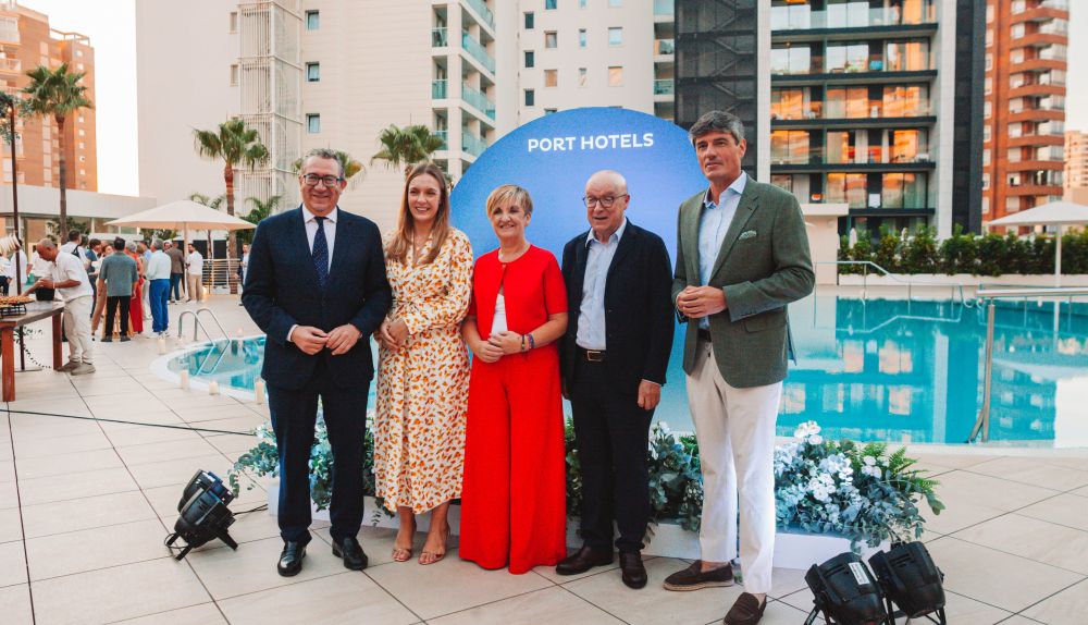 Toni Pérez, Marian Cano y Toni Mayor, junto a otros representantes, durante el acto institucional. / Port Hotels Toni Pérez, Marian Cano y Toni Mayor, junto a otros representantes, durante el acto institucional. / Port Hotels