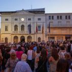 Concentración a las puertas de la Casa Consistorial, convocada por el ayuntamiento de Tavernes de la Valldigna, en repulsa por las dos agresiones, supuestamente racistas, ocurridas durante las fiestas del municipio el pasado sábado.