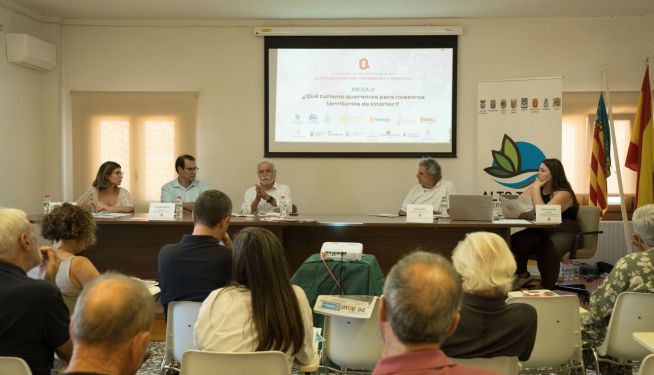 Mesa 2: ¿Qué turismo queremos para nuestros territorios de interior? Mesa 2: ¿Qué turismo queremos para nuestros territorios de interior?