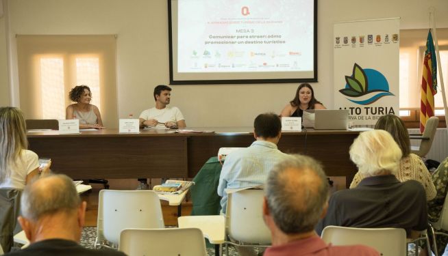 Mesa 3: Comunicar para atraer: cómo promocionar un destino turístico. Mesa 3: Comunicar para atraer: cómo promocionar un destino turístico.