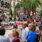 Entidades cívicas, sociales y sindicales de la Comunitat Valenciana y las asociaciones de víctimas de la dana celebran una concentración ante la sede del Consell en Alicante.