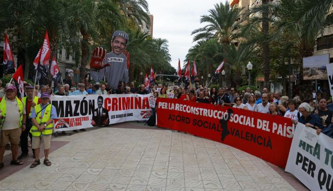 Entidades cívicas, sociales y sindicales de la Comunitat Valenciana y las asociaciones de víctimas de la dana celebran una concentración ante la sede del Consell en Alicante. Entidades cívicas, sociales y sindicales de la Comunitat Valenciana y las asociaciones de víctimas de la dana celebran una concentración ante la sede del Consell en Alicante.