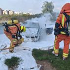 Los bomberos cubren de espuma el vehículo calcinado tras extinguir el incendio en el Puig de Santa Maria. / Consorci Provincial de Bombers de València Los bomberos cubren de espuma el vehículo calcinado tras extinguir el incendio en el Puig de Santa Maria. / Consorci Provincial de Bombers de València