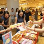 Público asistente degustando los tradicionales pastelillos de la luna durante la celebración.