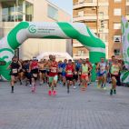 Los corredores toman la salida en la carrera solidaria RunCáncer de Torrent.
