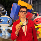 Eric Ballester, con su Medalla a la Excelencia en Shanghái.