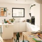 Una cocina de estilo contemporáneo con zona de trabajo, almacenamiento y espacio para compartir, elementos que ixina Alfafar adapta a las necesidades de cada hogar. Una cocina de estilo contemporáneo con zona de trabajo, almacenamiento y espacio para compartir, elementos que ixina Alfafar adapta a las necesidades de cada hogar.
