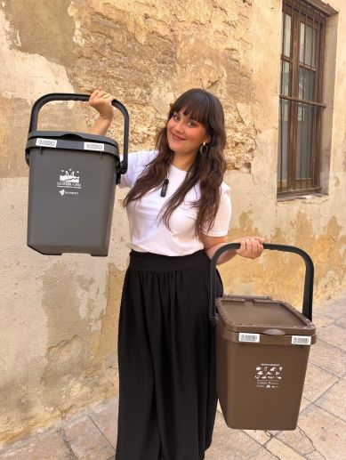 Dos poals, un per a l’orgànica i un altre per a la resta