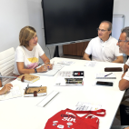 Un momento de la reunión entre el Pacto por el Empleo y el Desarrollo Local del Alto Palancia y Cruz Roja. Un momento de la reunión entre el Pacto por el Empleo y el Desarrollo Local del Alto Palancia y Cruz Roja.