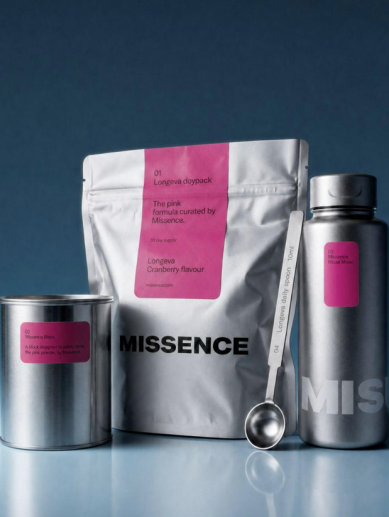 Longeva, la otra fórmula con la que debuta Missence, se vende en polvo con sabor a arándano y con un kit de accesorios. / Missence Longeva, la otra fórmula con la que debuta Missence, se vende en polvo con sabor a arándano y con un kit de accesorios. / Missence