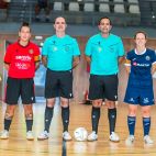 Las capitanas del Nou Túria FSF y del Somriu FS Ripollet posan con el trío arbitral antes del inicio del encuentro. / Nou Túria FSF Las capitanas del Nou Túria FSF y del Somriu FS Ripollet posan con el trío arbitral antes del inicio del encuentro. / Nou Túria FSF