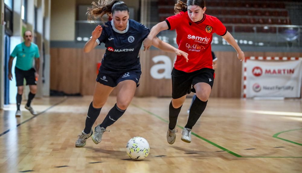 Clara Torrente, del Nou Túria FSF, disputa el balón a una rival del Ripollet durante el partido en Alfafar. / 