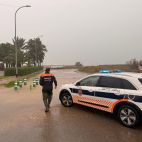 Protecció Civil en la platja de la Pobla de Farnals.