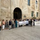 Les Corts condenan en silencio y con dos pancartas el asesinato machista de Benidorm, en una imagen difundida en redes por la institución.