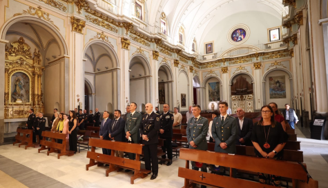Autoridades y agentes, durante la misa en honor a San Miguel Arcángel.