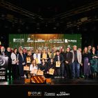 Foto de familia de los premiados y autoridades en una edición anterior de la Gala Aniversario de FOTUR. / FOTUR